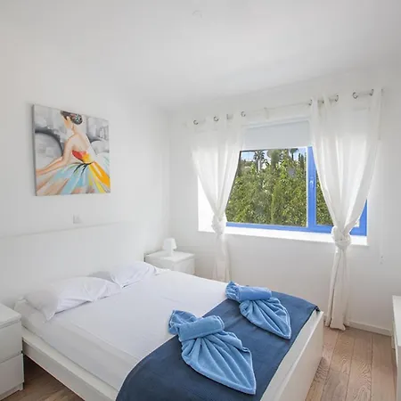 Luxury 4 Bedroom With Private Pool, 1237