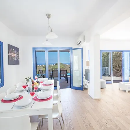 Βίλα Luxury 4 Bedroom With Private Pool, 1237